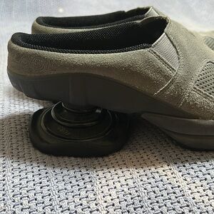 Z-Coil Shoes Womens Slip On size 8
